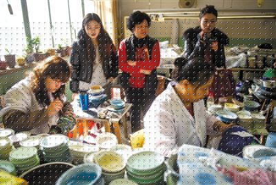 昨日，游客在觀看景泰藍(lán)制作。