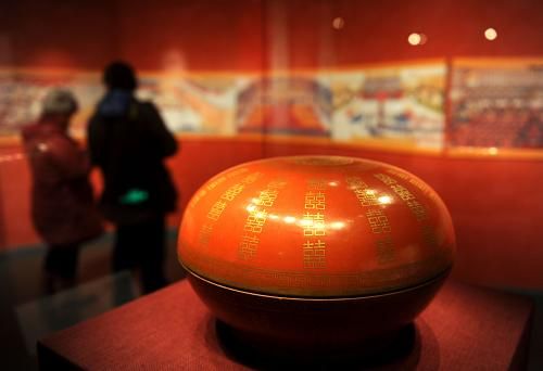 1月15日，清宮舊藏“燕喜同和”款礬紅地金彩雙“喜”字圓盒在首都博物館展出。新華社記者 羅曉光 攝