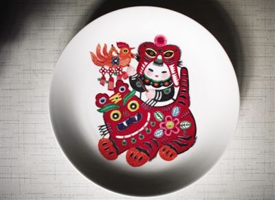 具有剪紙風格的刻瓷作品。