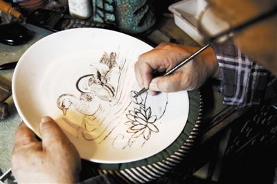 用鉆石刀刻瓷就像用畫筆作畫一樣，“持刀如持筆”。