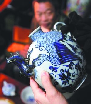 “樊家井”是景德鎮(zhèn)中低端仿品生產和批發(fā)基地，圖為仿元青花鳳首壺。
